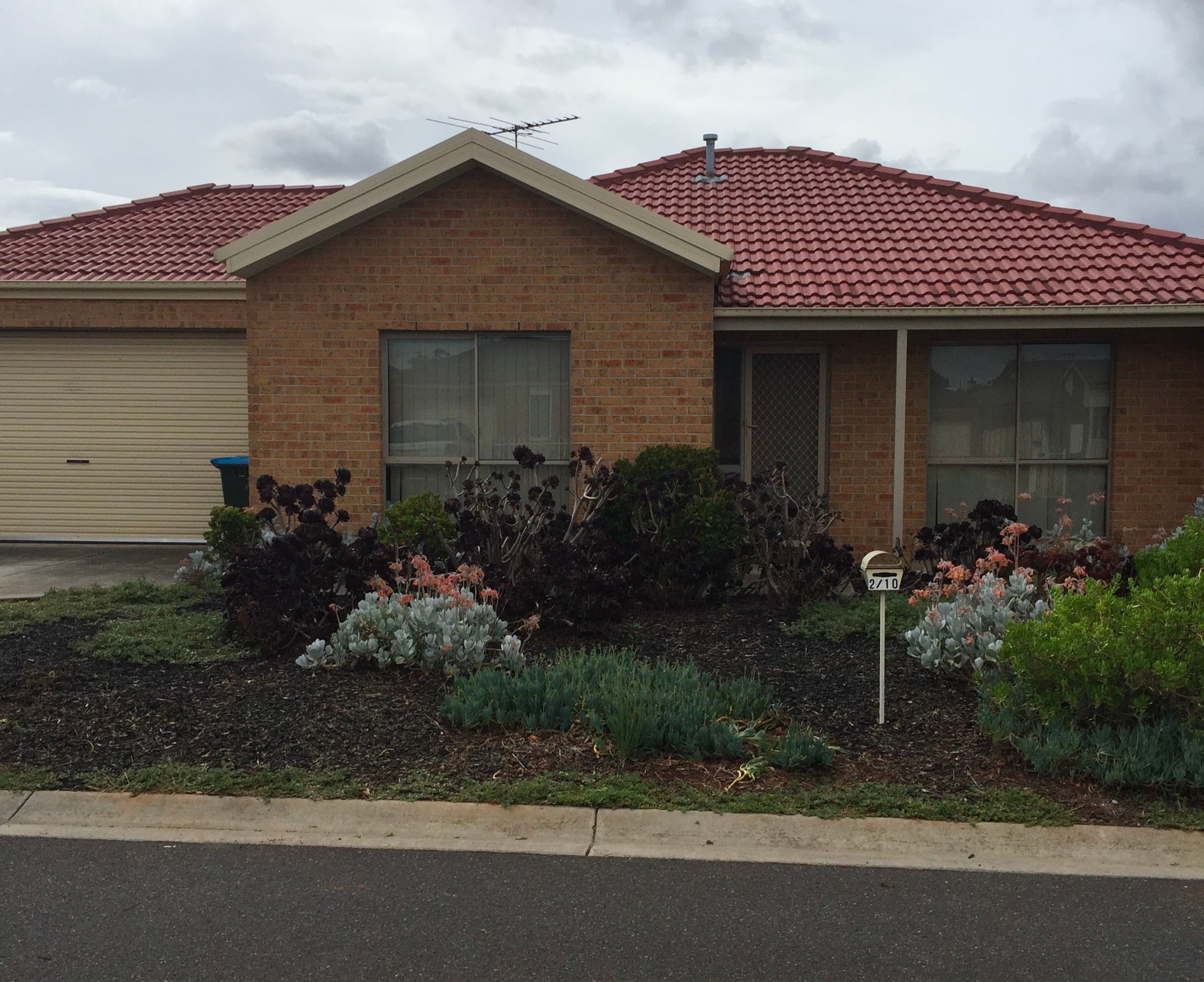 2/10 Macadamia Grove, Werribee - Image 1