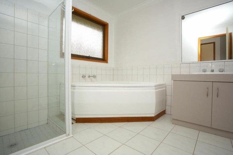 5 Walsingham Crescent, MELTON VIC 3337, Melton - Thumbnail 5