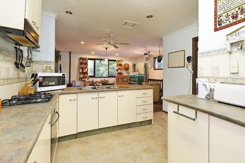 96 Grayson Drive, SCORESBY VIC 3179, Scoresby - Thumbnail 2