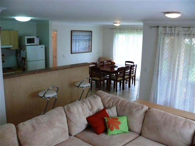 16 Hialeah Crescent, HELENSVALE QLD 4212, Helensvale - Thumbnail 3