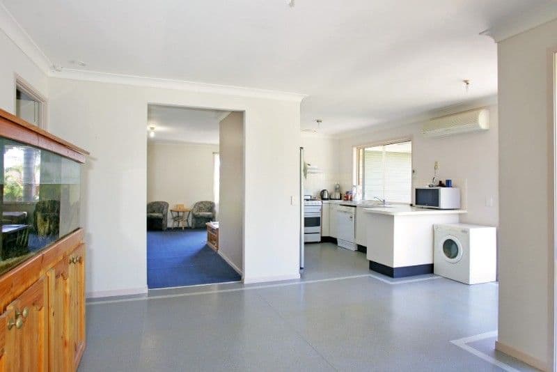 2 Woodside Court, LAKE HAVEN NSW 2263, Lake Haven - Thumbnail 2
