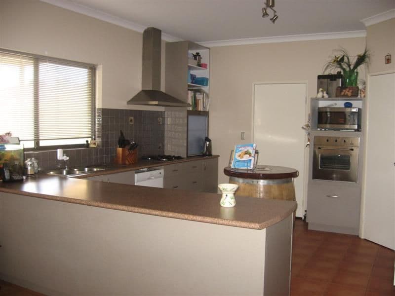 17 Pipe Lily Drive, HIGH WYCOMBE WA 6057, High Wycombe - Thumbnail 2