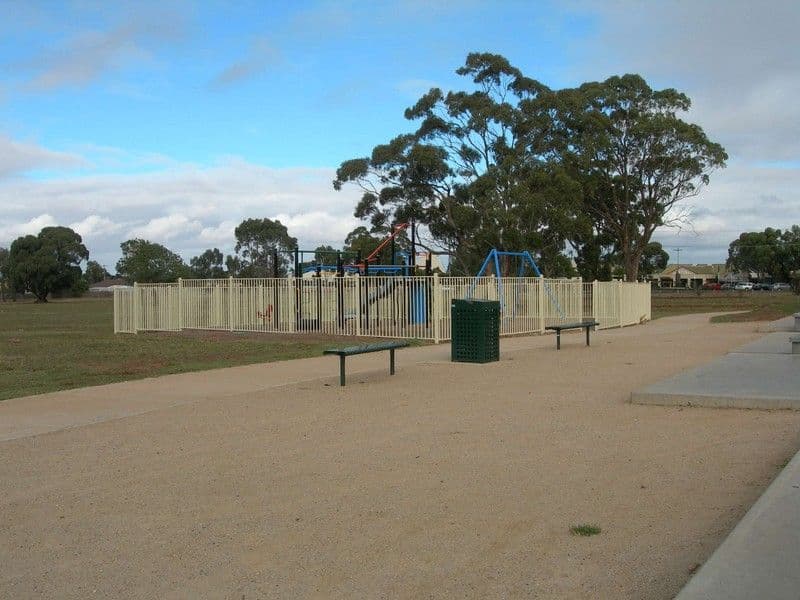 6 Lorna Place, MELTON WEST VIC 3337, Melton West - Thumbnail 3