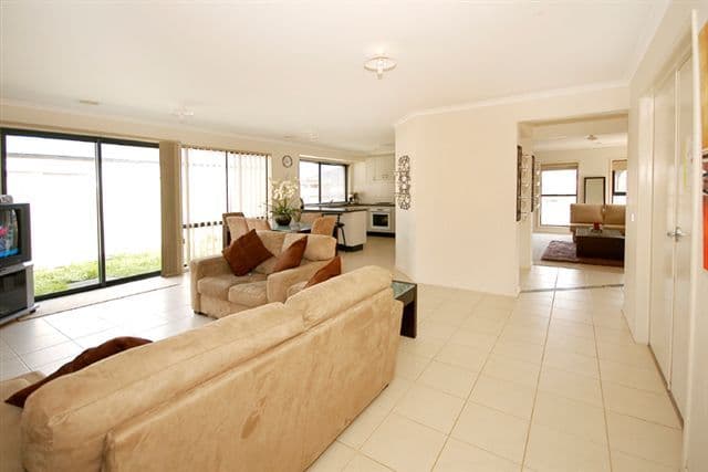 18 Mittagong Rise, CRAIGIEBURN VIC 3064, Craigieburn - Thumbnail 3