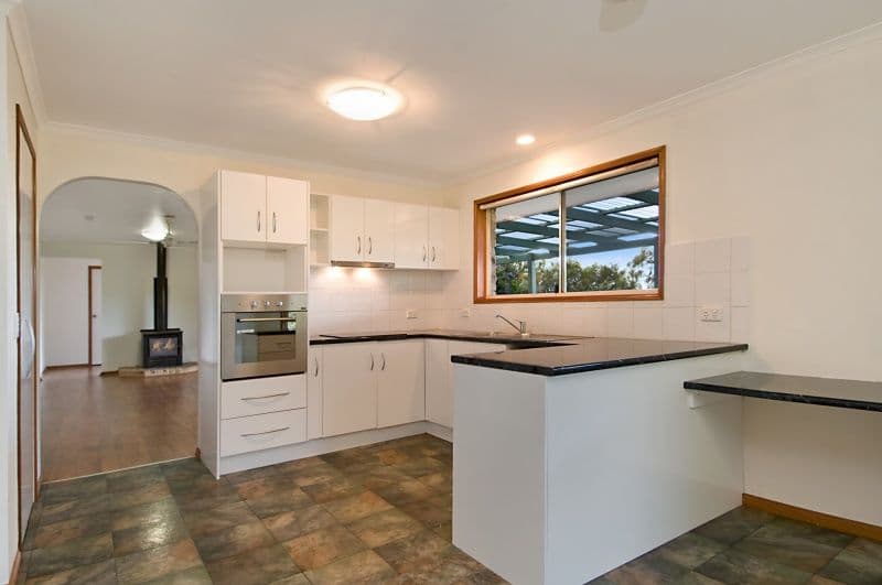 1/16 Fernhurst Drive, Glen Waverley, VIC, 3150, Glen Waverley - Thumbnail 2