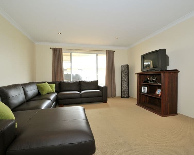 4 Remembrance Drive, BALDIVIS WA 6171, Baldivis - Thumbnail 2