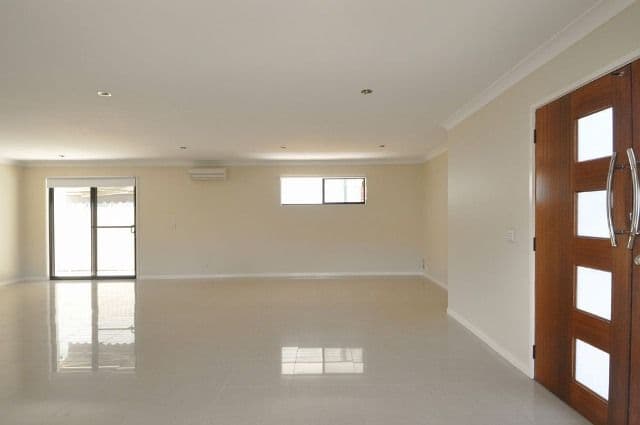 52 Annerley Avenue, RUNAWAY BAY QLD 4216, Runaway Bay - Thumbnail 3