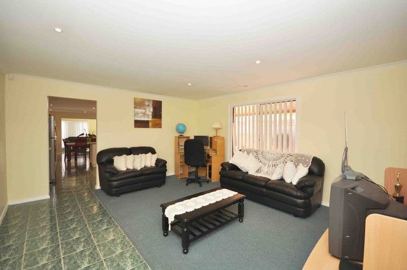 4 Dewvale Place, CRAIGIEBURN VIC 3064, Craigieburn - Thumbnail 2