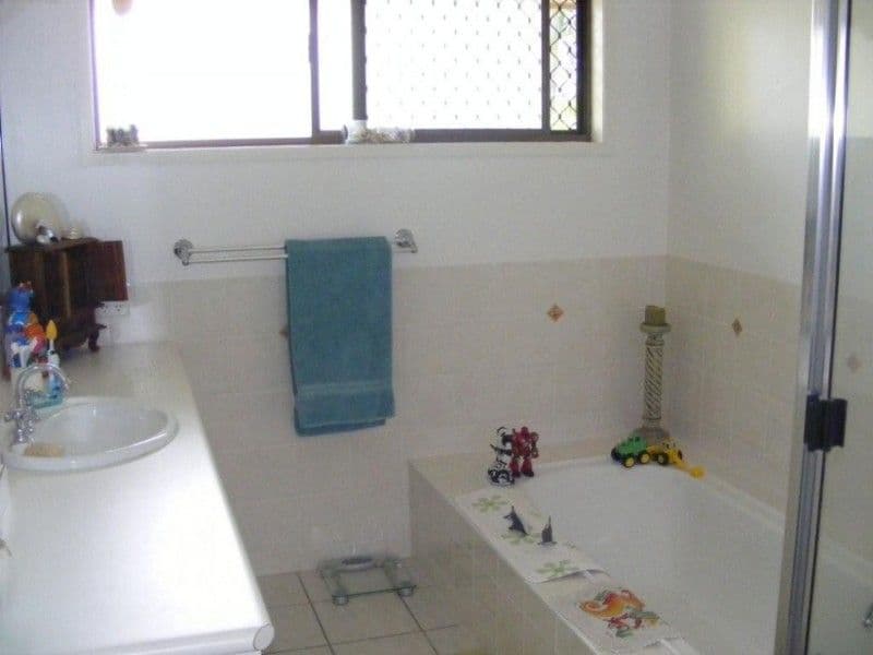 19 The Broadway, AVOCA QLD 4670, Avoca - Thumbnail 7