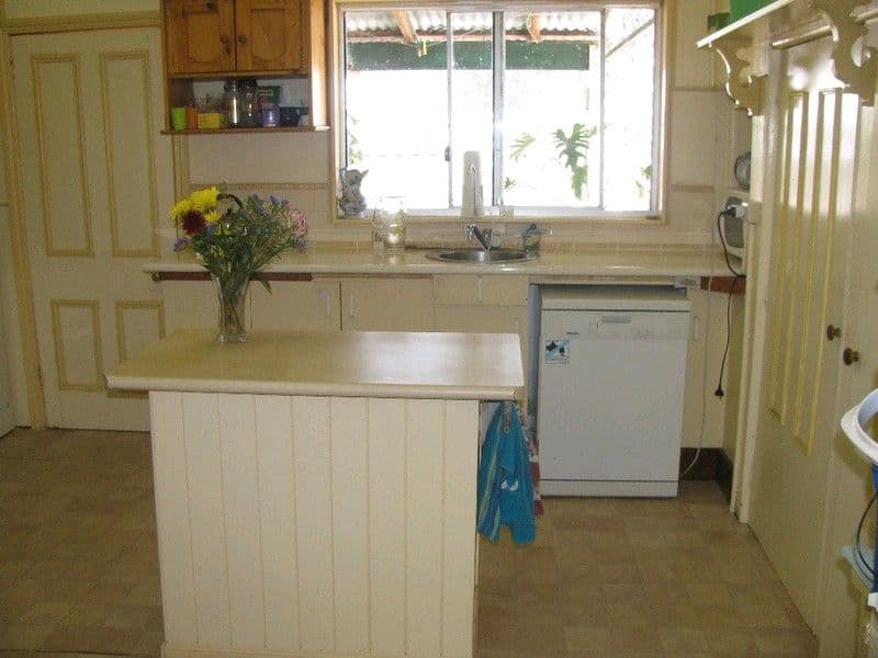 8 New England Highway, CROWS NEST QLD 4355, Crows Nest - Thumbnail 3