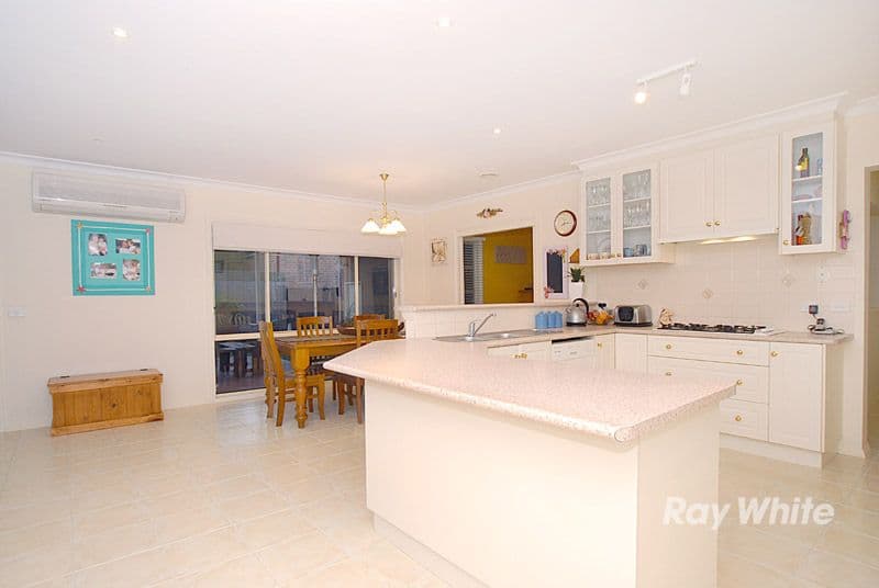6 Carrum Close, BERWICK VIC 3806, Berwick - Thumbnail 6