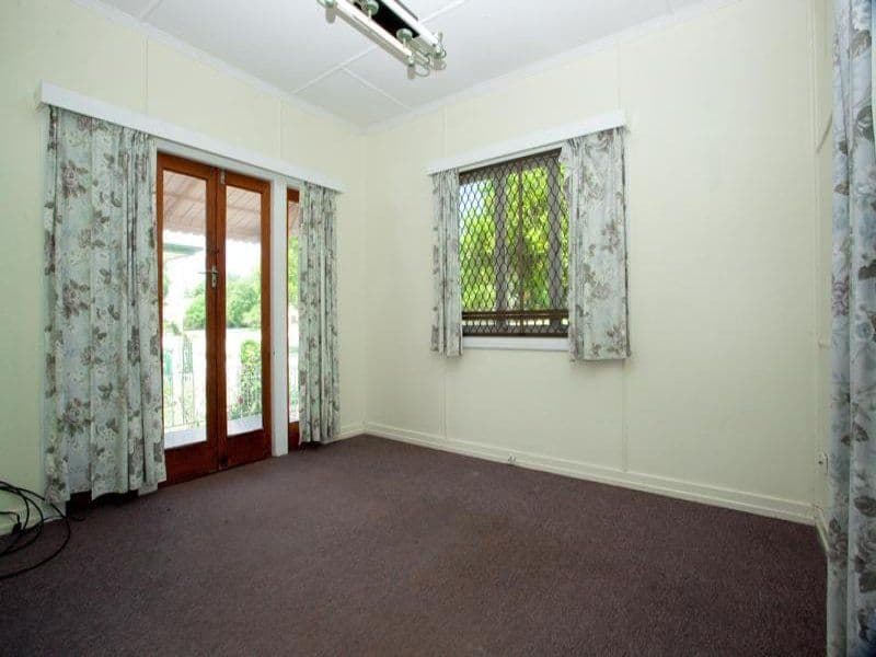 206 Glebe Road, BOOVAL QLD 4304, Booval - Thumbnail 2
