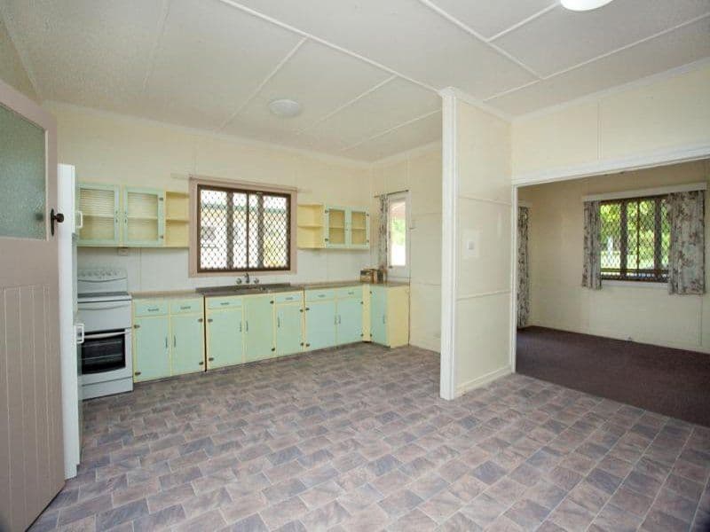 206 Glebe Road, BOOVAL QLD 4304, Booval - Thumbnail 4
