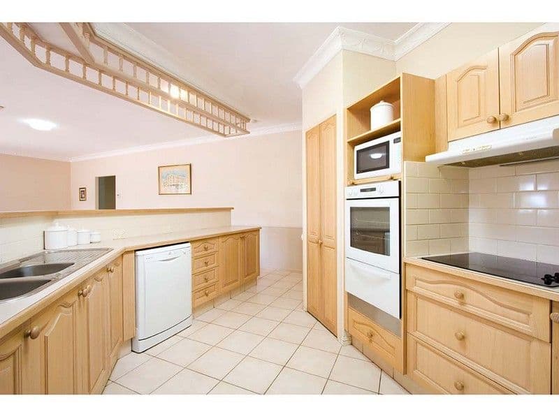 33 Santabelle Crescent, CLEAR ISLAND WATERS QLD 4226, Clear Island Waters - Thumbnail 6