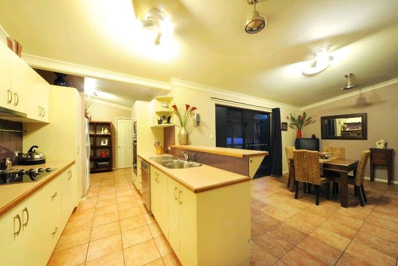 30 Valley Drive, CANNONVALE QLD 4802, Cannonvale - Thumbnail 2