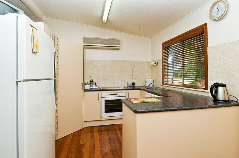 8 Ridgeway Avenue, SOUTHPORT QLD 4215, Southport - Thumbnail 2