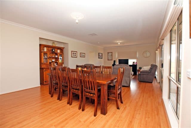 2 Lauderdale Drive, CRAIGIEBURN VIC 3064, Craigieburn - Thumbnail 4