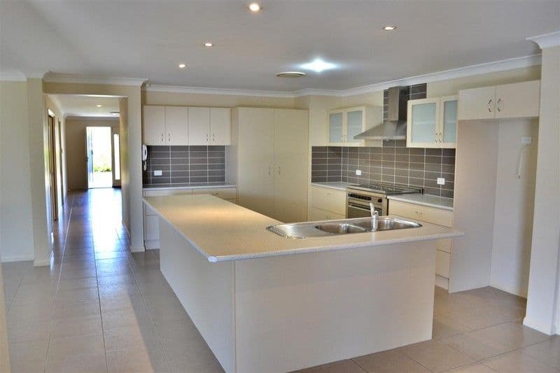 5 Sylvia Close, PACIFIC PINES QLD 4211, Pacific Pines - Thumbnail 3