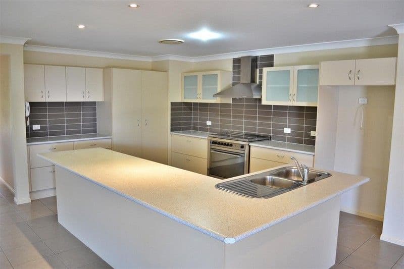 5 Sylvia Close, PACIFIC PINES QLD 4211, Pacific Pines - Thumbnail 2