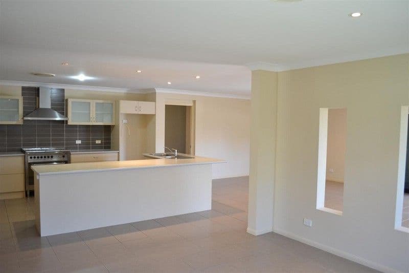 5 Sylvia Close, PACIFIC PINES QLD 4211, Pacific Pines - Thumbnail 4
