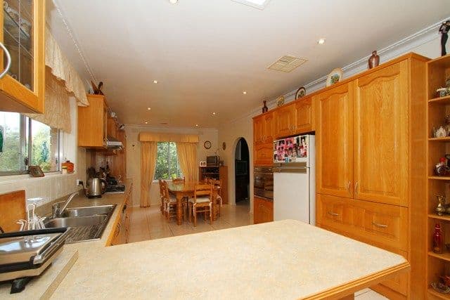 27 Carbora Dale, GREENSBOROUGH VIC 3088, Greensborough - Thumbnail 2