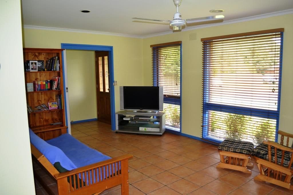 17 Higgins Avenue, SUNBURY VIC 3429, Sunbury - Thumbnail 2