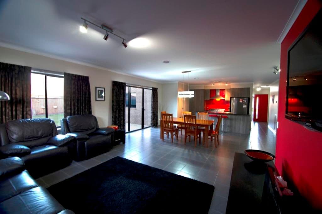 28 Moorhen Drive, LARA VIC 3212, Lara - Thumbnail 2