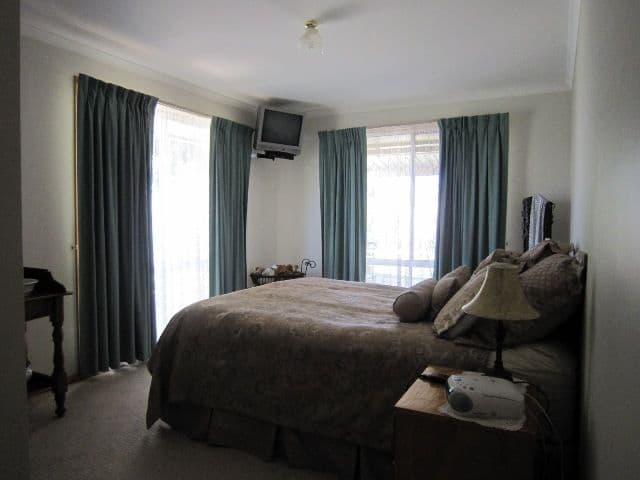 35 Crossen Street, ECHUCA VIC 3564, Echuca - Thumbnail 6