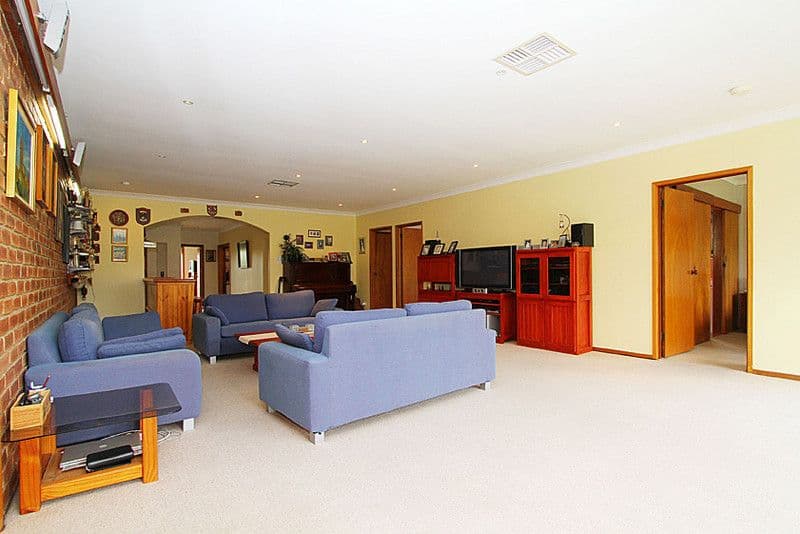 5 Charlton Crescent, RESERVOIR VIC 3073, Reservoir - Thumbnail 4