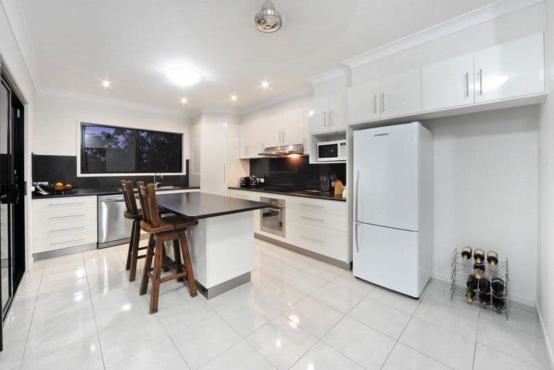 7 Linscot Close, CANNONVALE QLD 4802, Cannonvale - Thumbnail 2