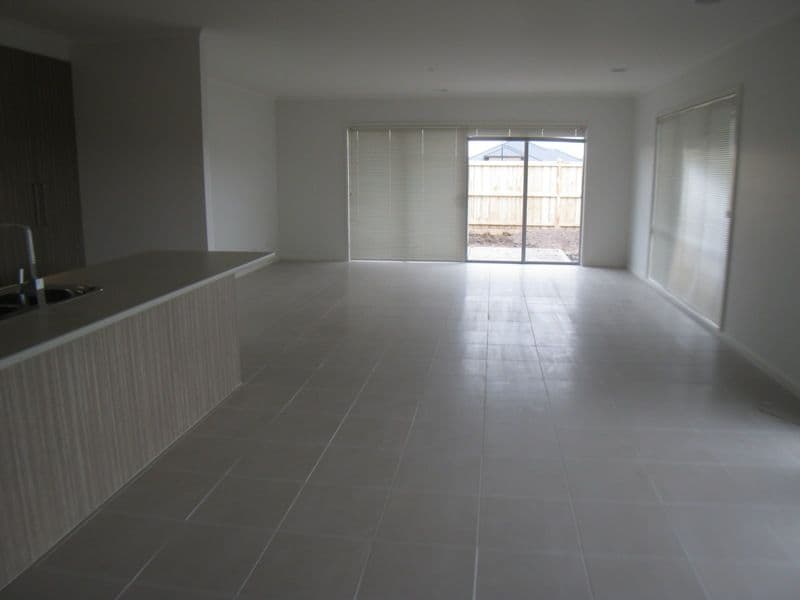 81 Charlbury Crescent, CRANBOURNE NORTH VIC 3977, Cranbourne North - Thumbnail 3