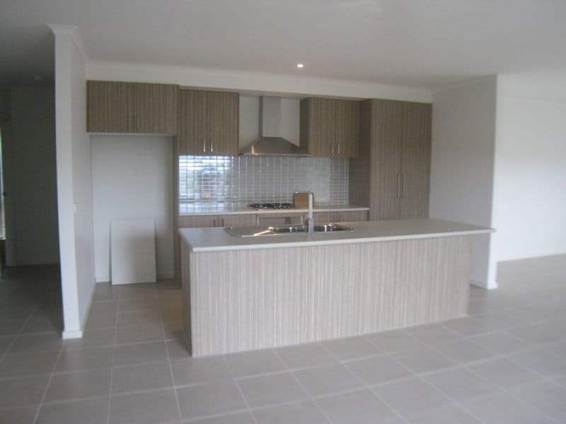81 Charlbury Crescent, CRANBOURNE NORTH VIC 3977, Cranbourne North - Thumbnail 2
