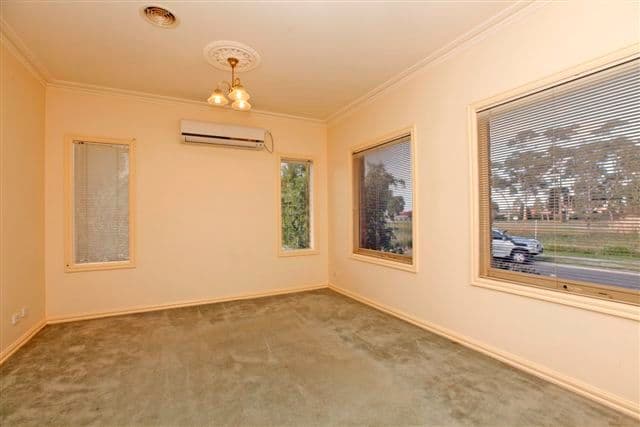 15 Klein Crescent, ROXBURGH PARK VIC 3064, Roxburgh Park - Thumbnail 4