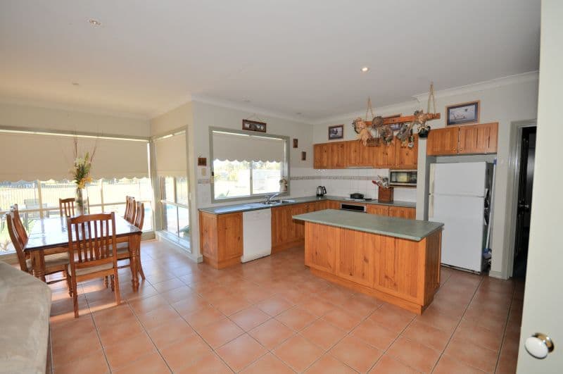 8 Inverlochy Drive, BANNOCKBURN VIC 3331, Bannockburn - Thumbnail 2