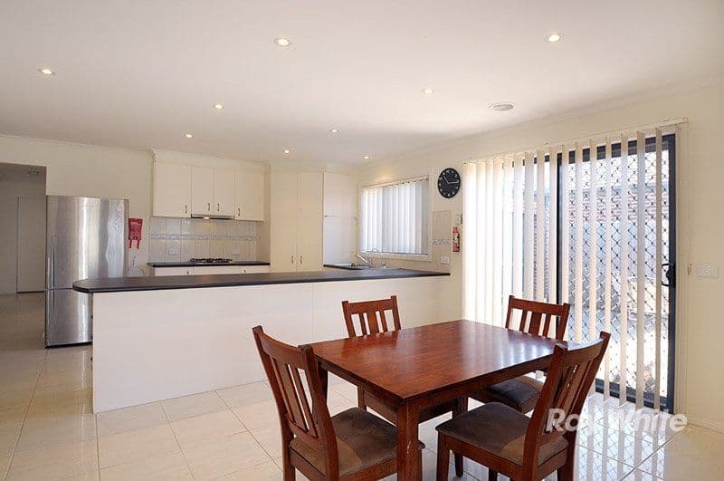 28 Taplan Crescent, CRANBOURNE VIC 3977, Cranbourne West - Thumbnail 3