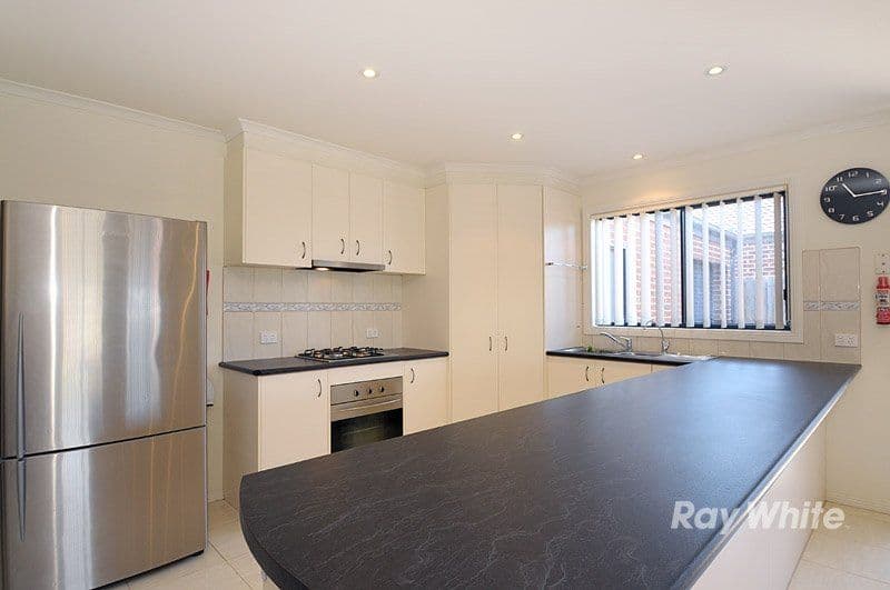 28 Taplan Crescent, CRANBOURNE VIC 3977, Cranbourne West - Thumbnail 2