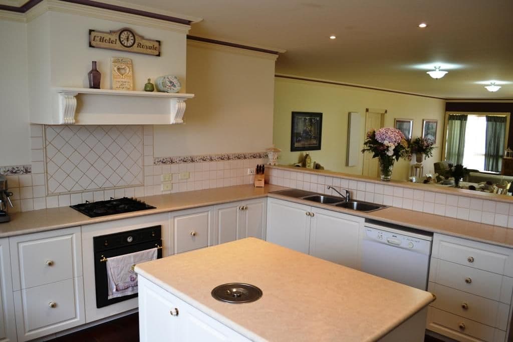 8 Larissa Close, ROMSEY VIC 3434, Romsey - Thumbnail 2