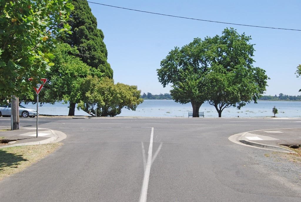 33 Victoria Avenue, LAKE WENDOUREE VIC 3350, Lake Wendouree - Thumbnail 2
