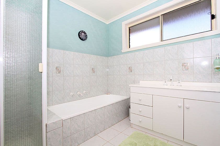 10 Windeatt Close, MILL PARK VIC 3082, Mill Park - Thumbnail 5