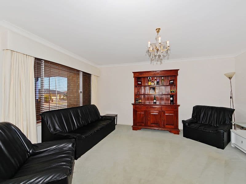 61 Casuarina Drive, HALLS HEAD WA 6210, Halls Head - Thumbnail 2