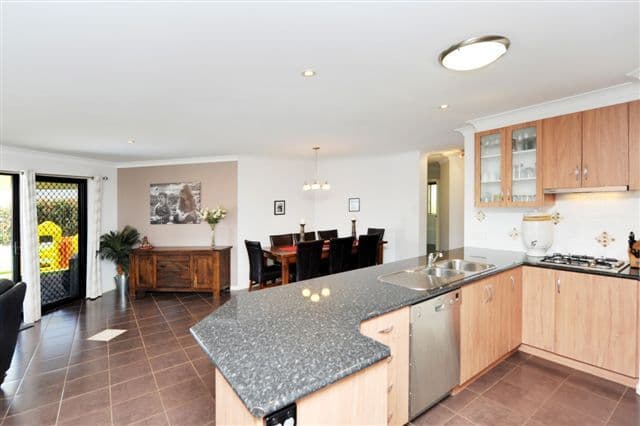 12 Banksdale Drive, MIDDLE RIDGE QLD 4350, Middle Ridge - Thumbnail 2
