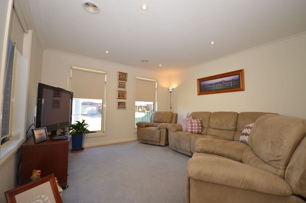 24 Lake Gardens Avenue, LAKE GARDENS VIC 3355, Lake Gardens - Thumbnail 2