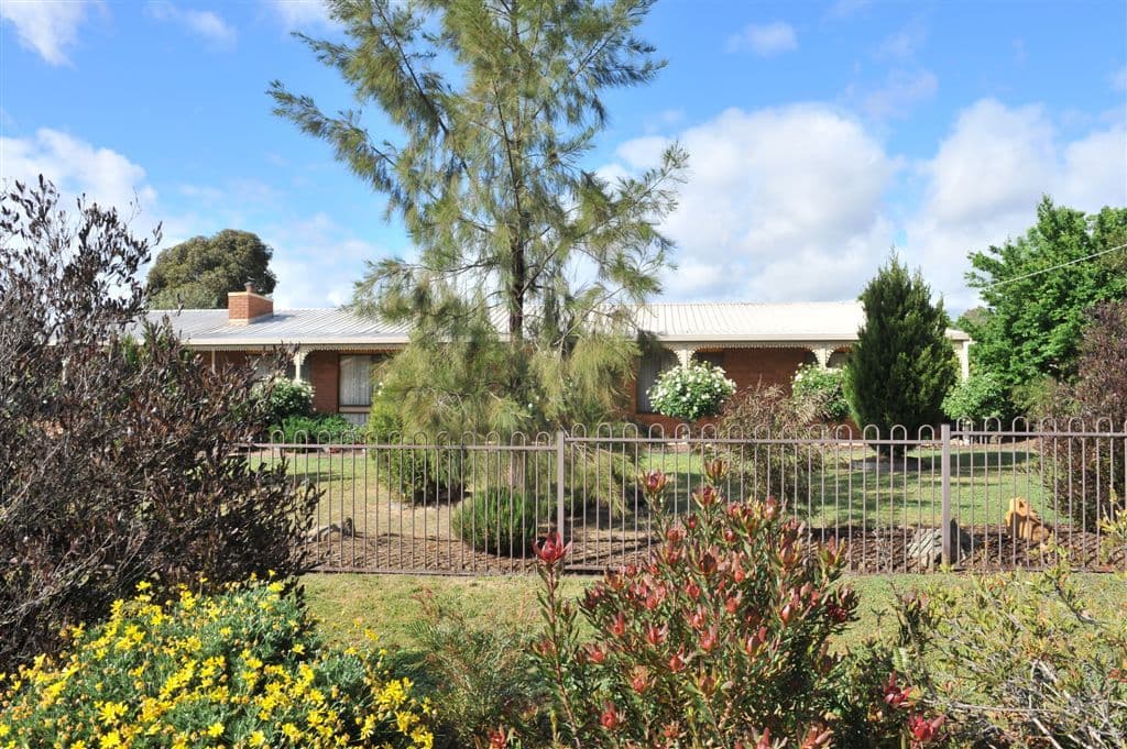 13 Hunter Place, HEATHCOTE VIC 3523, Heathcote - Thumbnail 2
