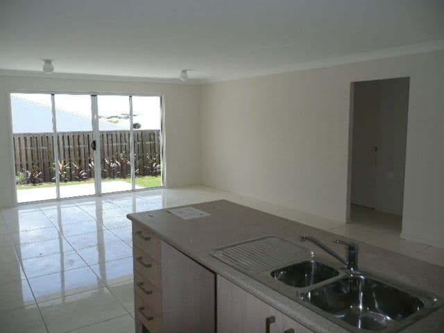 20 Aldgate Crescent, PACIFIC PINES QLD 4211, Pacific Pines - Thumbnail 4
