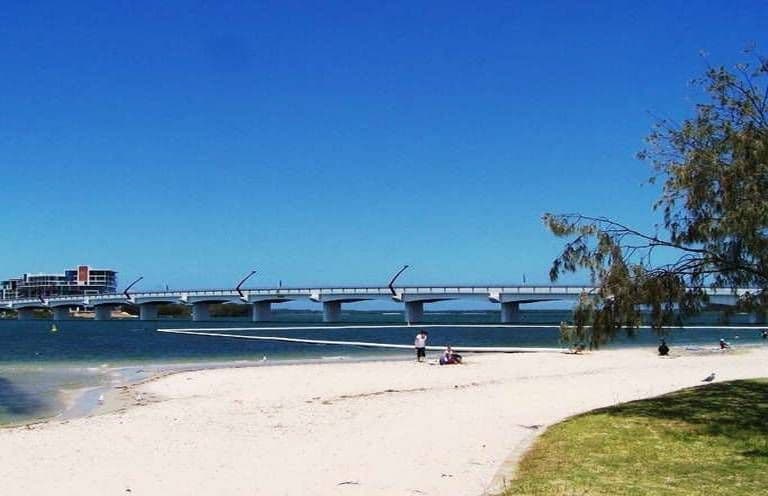 30 Falkinder Avenue, PARADISE POINT QLD 4216, Paradise Point - Thumbnail 7