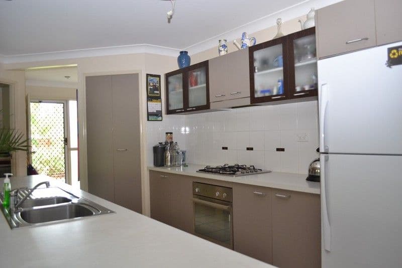 7 Booth Court, COOEE BAY QLD 4703, Cooee Bay - Thumbnail 2
