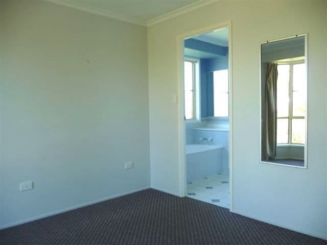 5 Oaklands Court, GLENVALE QLD 4350, Glenvale - Thumbnail 8