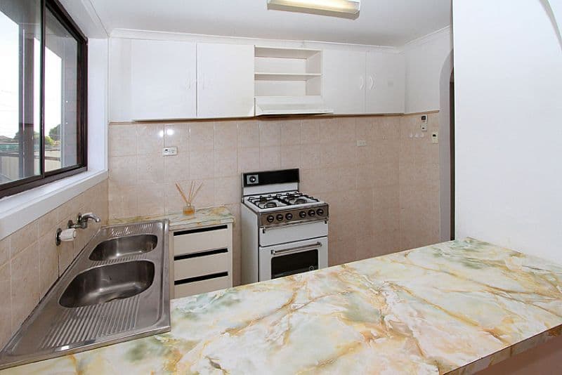42 Pinewood Drive, THOMASTOWN VIC 3074, Thomastown - Thumbnail 2