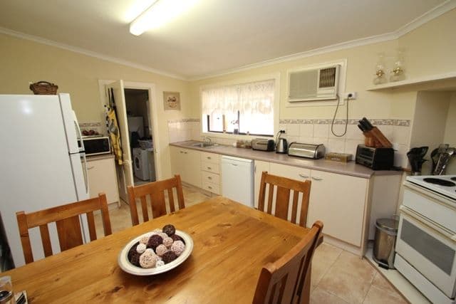2 Warenda Road, CLARE SA 5453, Clare - Thumbnail 4