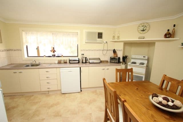 2 Warenda Road, CLARE SA 5453, Clare - Thumbnail 3